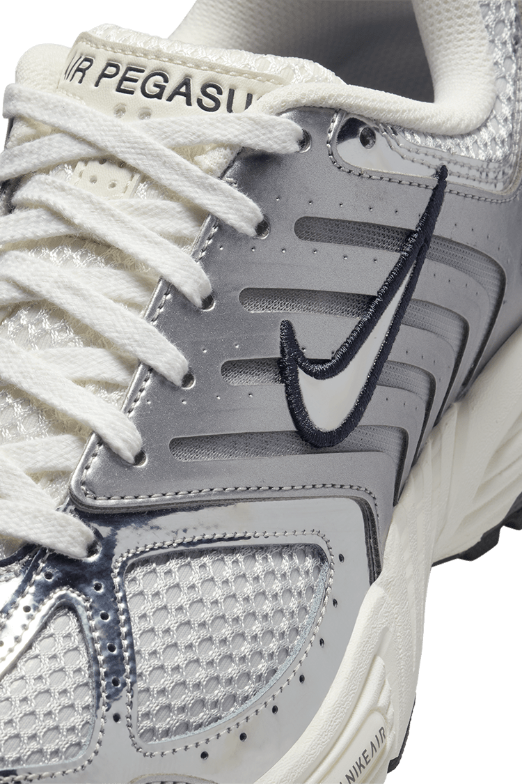 【NIKE公式】レディース エア ペガサス 2005 'Metallic Silver and Photon Dust' (HJ7310-025 / W NIKE AIR PEGASUS 2005)