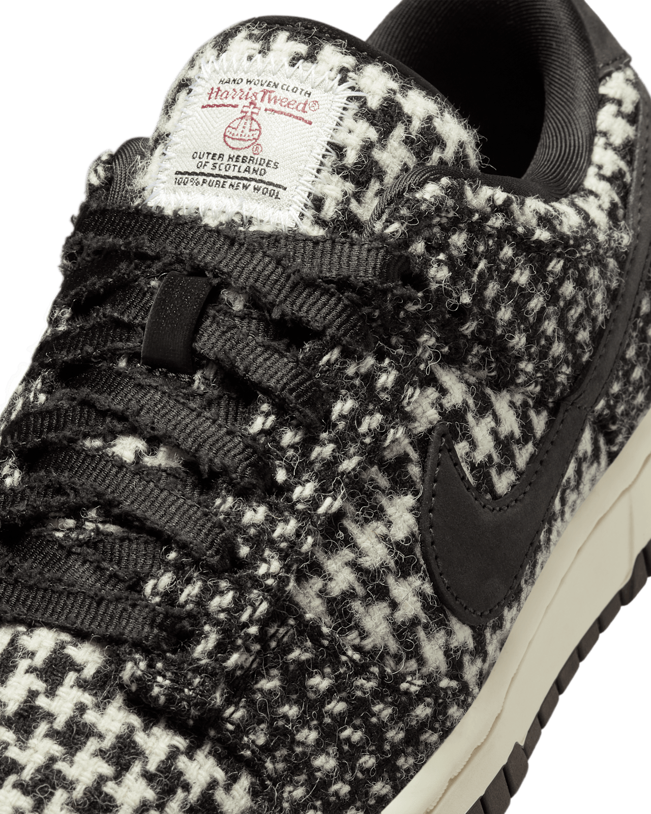 วันเปิดตัว Dunk Low x Harris Tweed® "Black and Phantom" ผู้หญิง (HM4743-100)