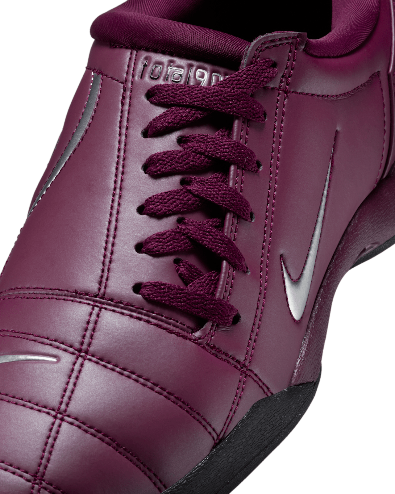 【NIKE公式】トータル 90 'Bordeaux and Metallic Silver' (HJ9351-600 / T90 SP)