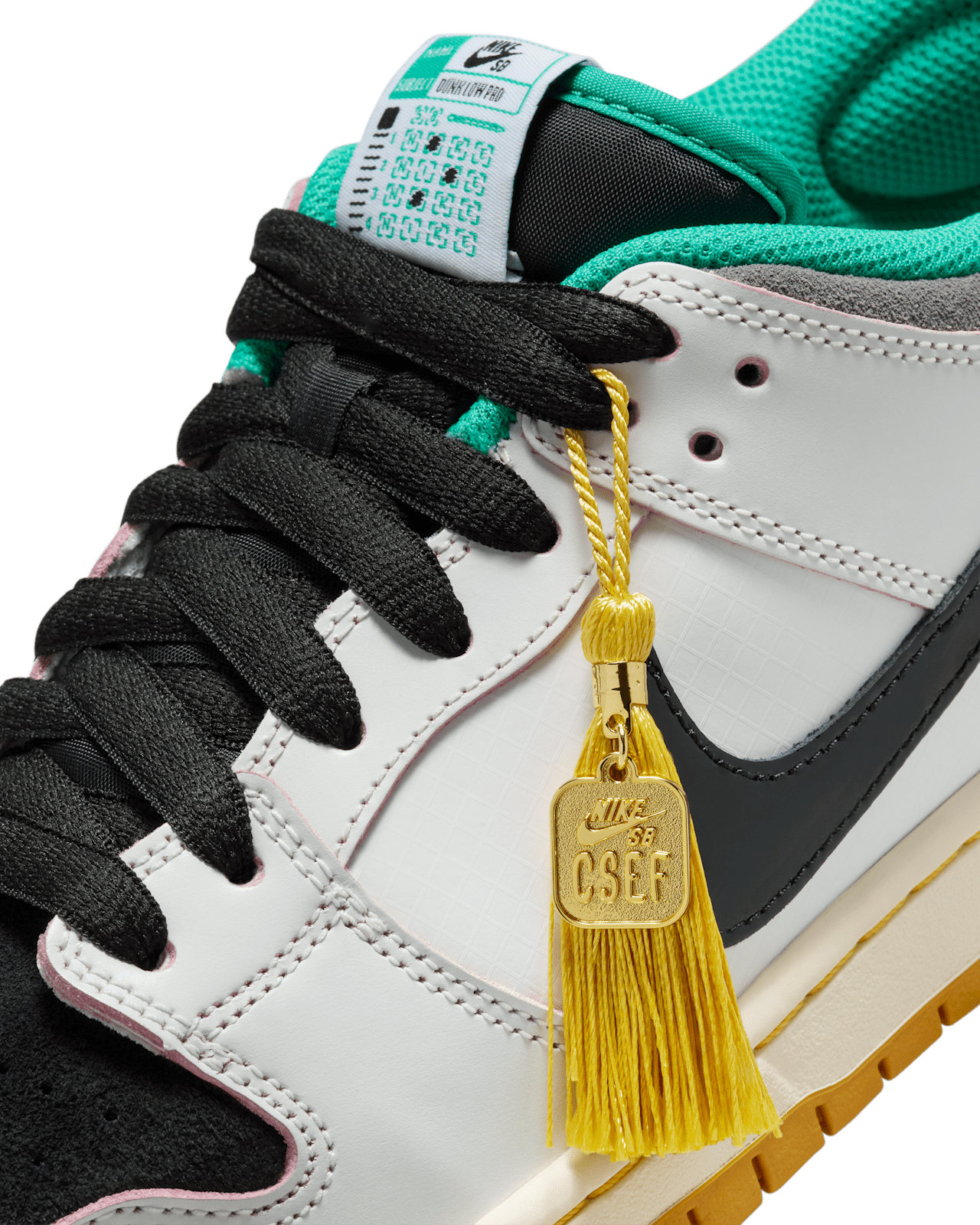 วันเปิดตัว Nike SB Dunk Low Pro x CSEF "Black and White" (HJ4132-100)