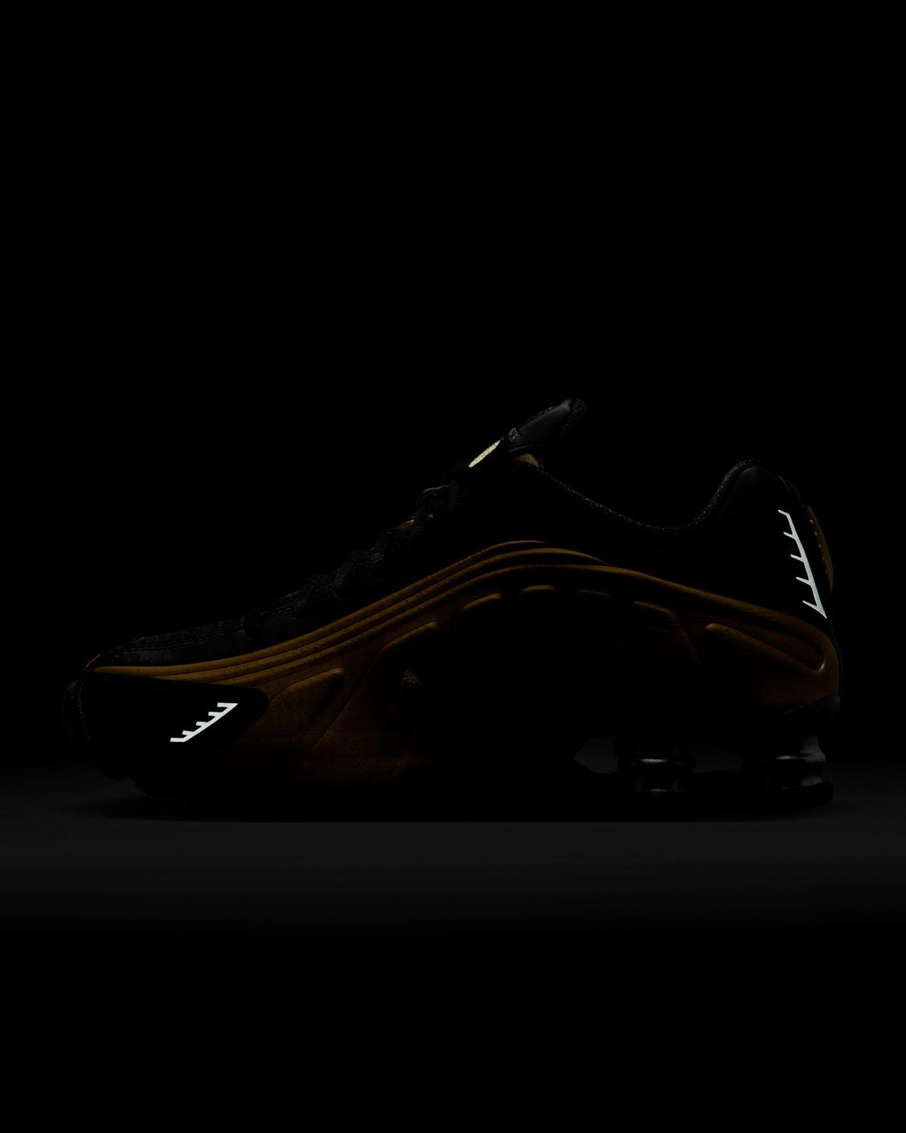 Women's Shox R4 'Black and Metallic Gold' (AR3565-005) Release Date