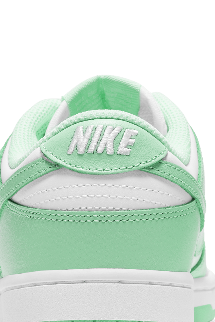 วันเปิดตัว Dunk Low “Green Glow” ผู้หญิง