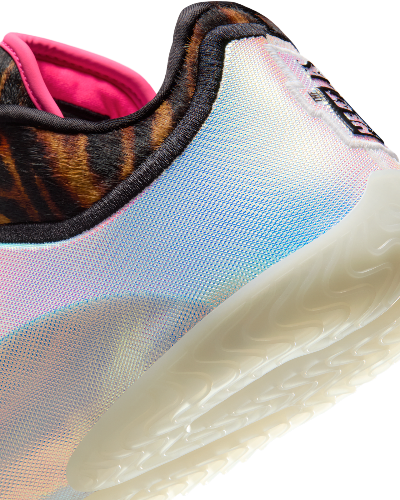 Fecha de lanzamiento de los LeBron XXIII "Heat Wave" "White and Black" (IO1115-100)