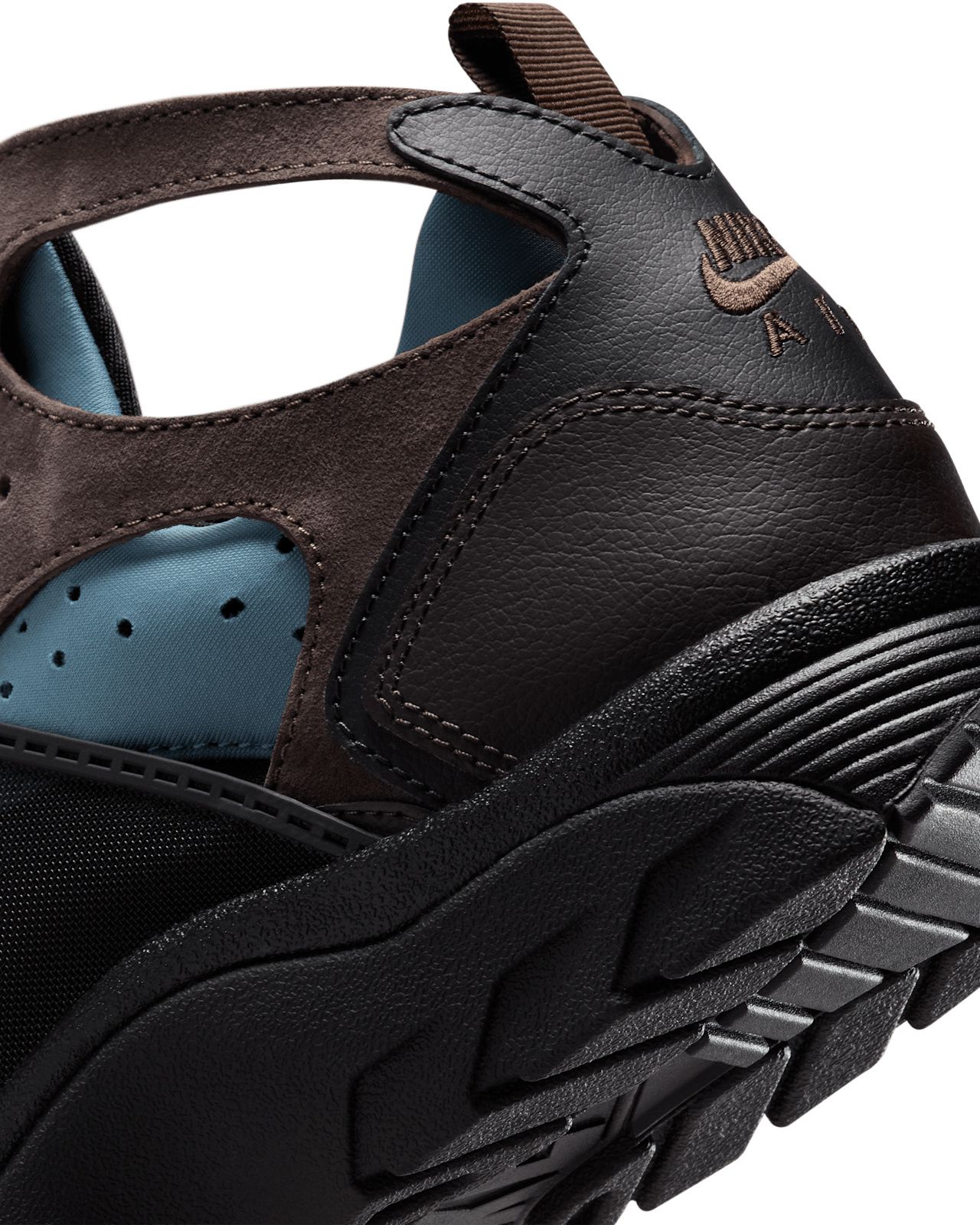 Ημερομηνία κυκλοφορίας του Air Trainer Huarache "Baroque Brown and Black" (IB0497-001) 