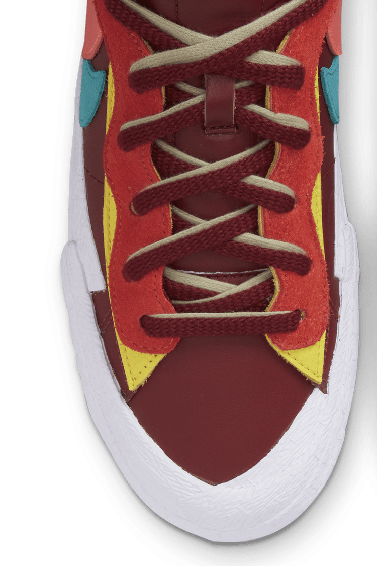 Fecha de lanzamiento del sacai x KAWS Blazer Low "Team Red" (DM7901-600)