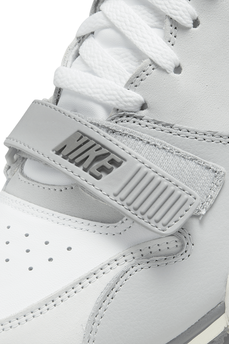 วันเปิดตัว Air Trainer 1 “Photon Dust and Light Smoke” (DM0521-001)