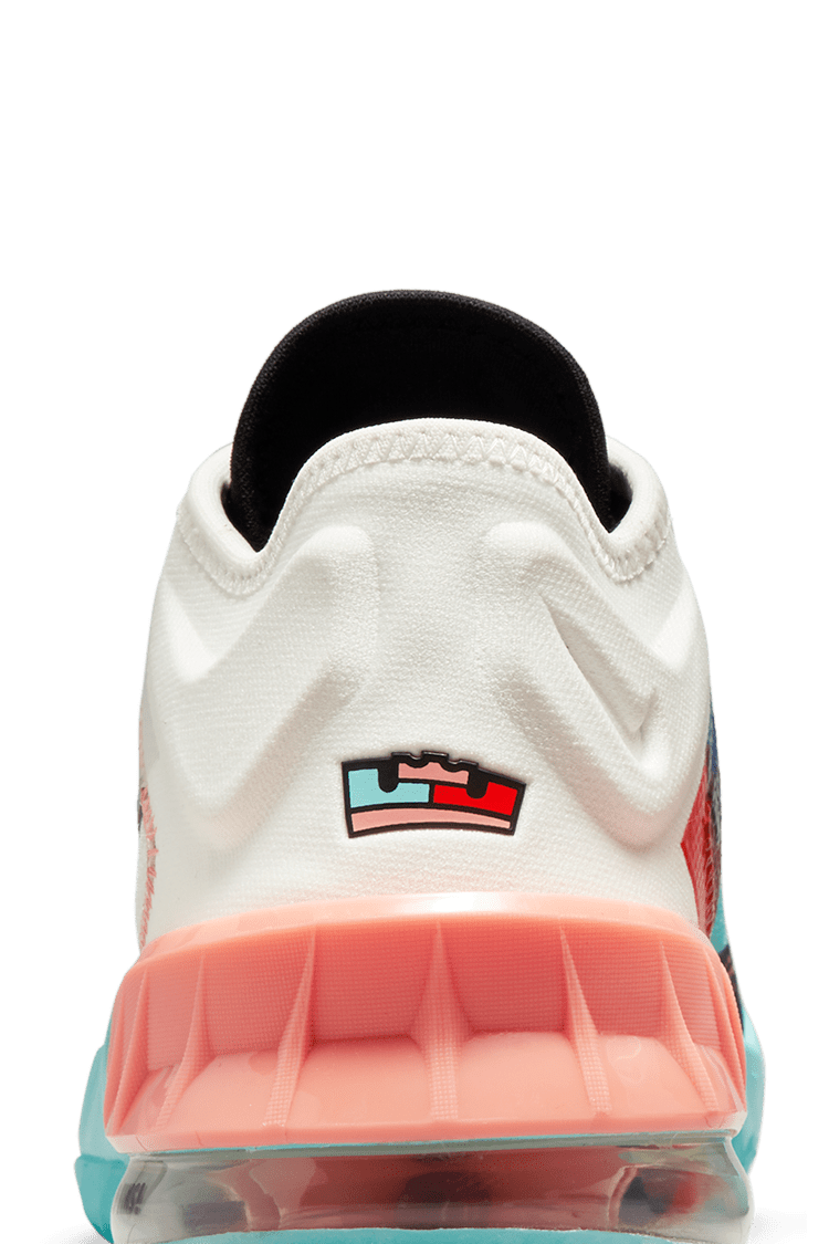 【NIKE公式】ジュニア レブロン 18 LOW x スペース・プレイヤーズ 'Summit White' (DJ3760-115 / LEBRON 18 LOW SPACE JAM LOLA GS)