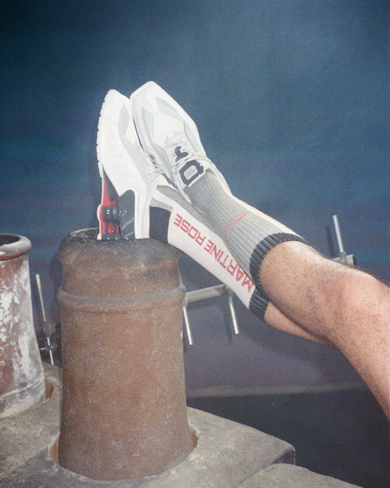 우먼스 샥스 MR4 'White and Varsity Red'(IM5420-100) 출시일