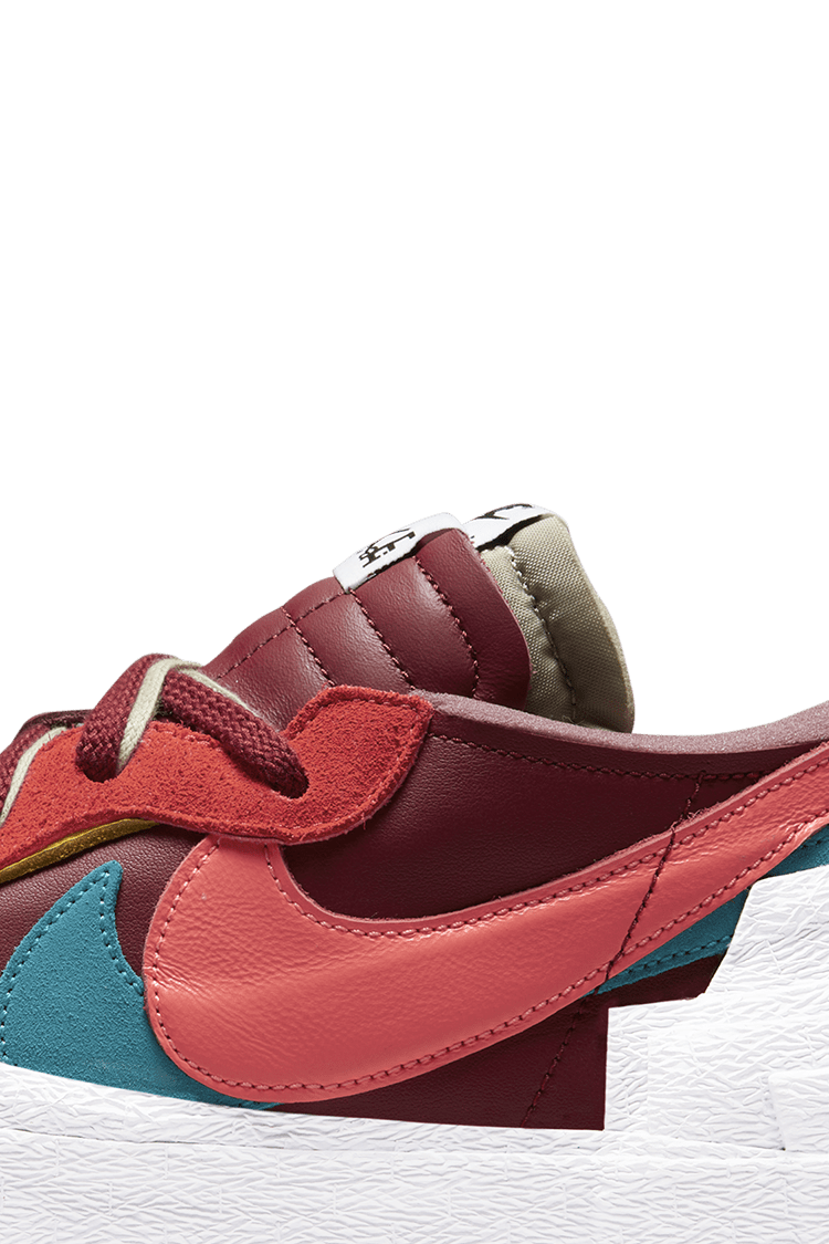 Fecha de lanzamiento del sacai x KAWS Blazer Low "Team Red" (DM7901-600)