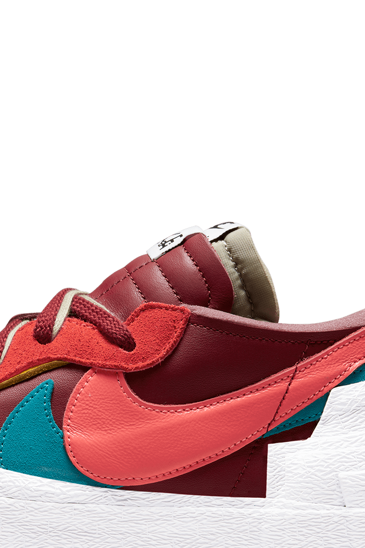 NIKE公式】sacai x KAWS ブレーザー LOW 'Team Red'(DM7901-600 NIKE公式】sacai x KAWS ブレーザー LOW 'Team Red'(DM7901-600
