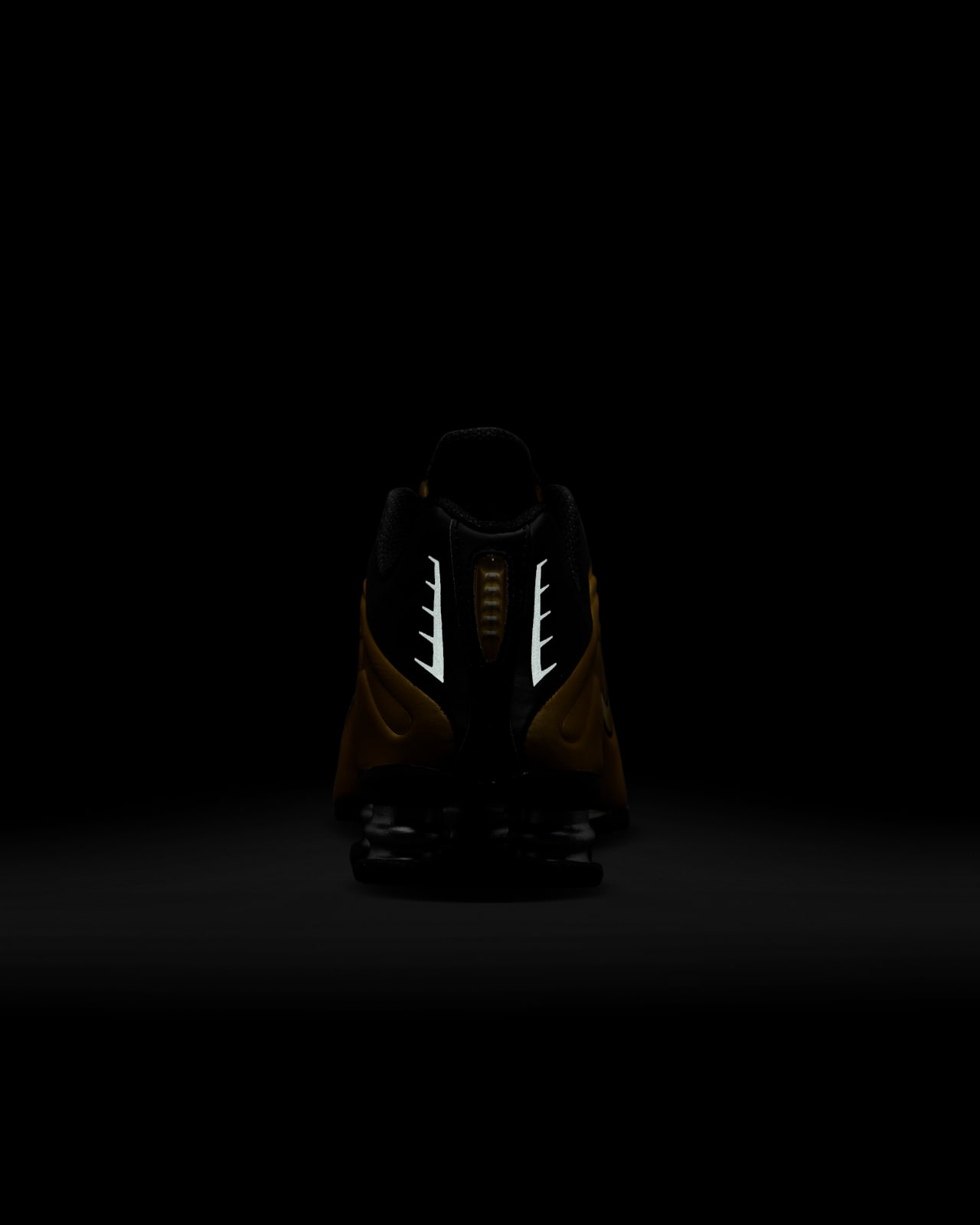 Women's Shox R4 'Black and Metallic Gold' (AR3565-005) Release Date