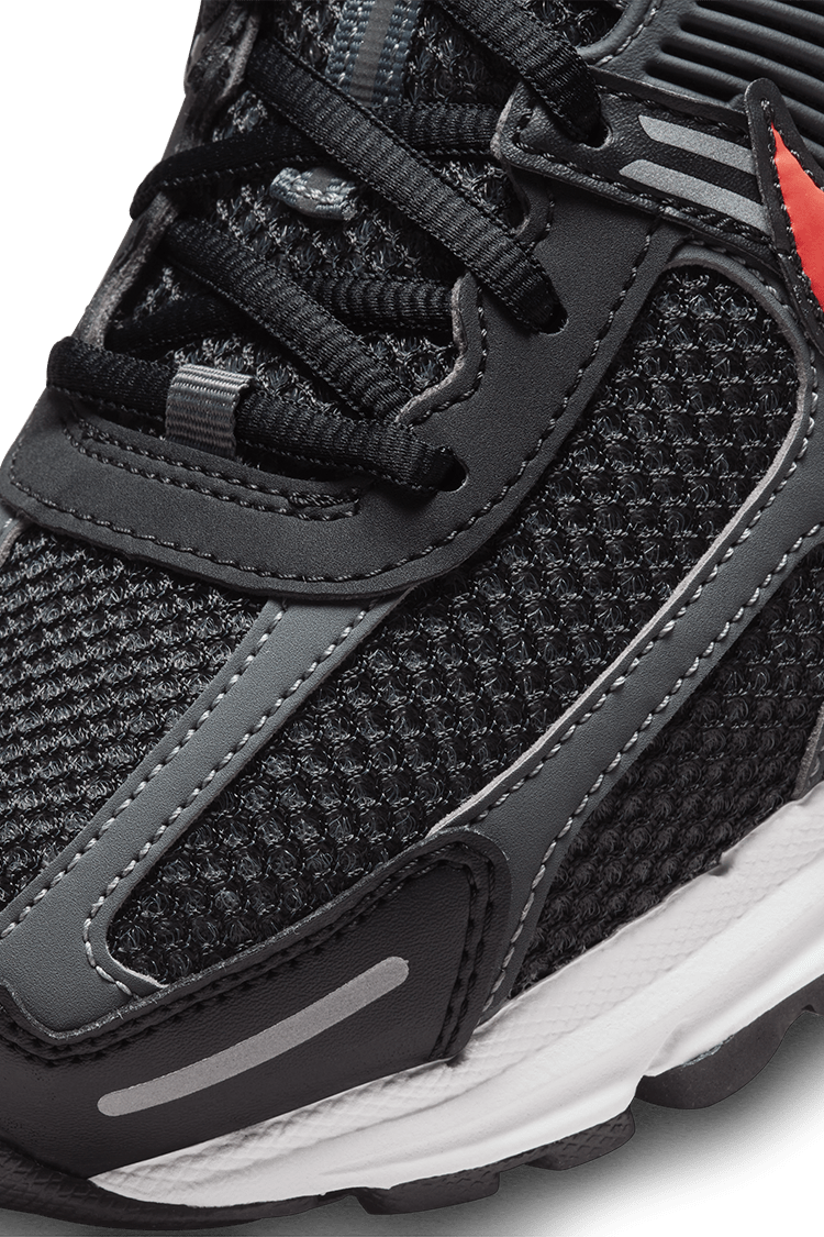 Fecha de lanzamiento del Zoom Vomero 5 "Black and Picante Red" (FB9149-001)