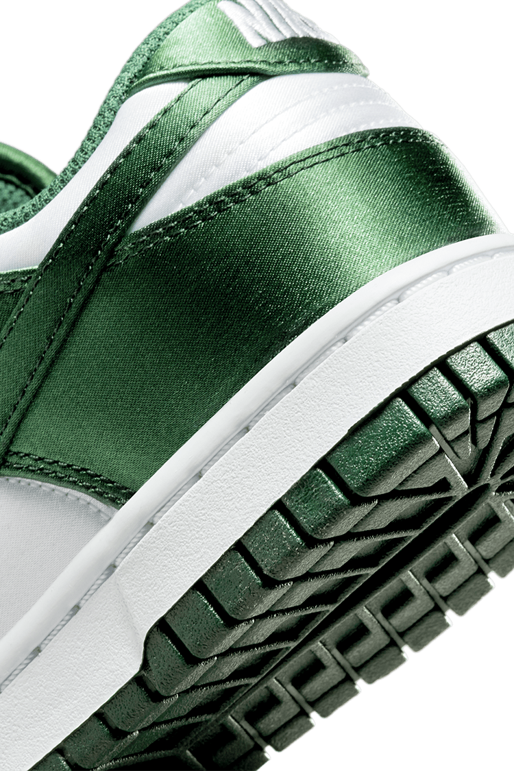 วันเปิดตัว Dunk Low "Team Green and White" ผู้หญิง (DX5931-100) 