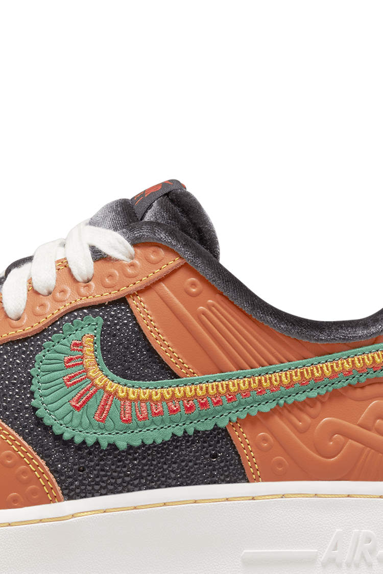 【NIKE公式】エア フォース 1 'Día de Muertos  - Siempre Familia' (DO2157-816 / AF 1 '07 LX DDM)