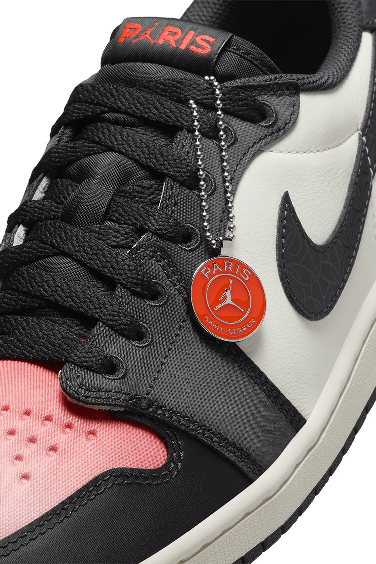 【NIKE公式】エア ジョーダン 1 LOW パリ サンジェルマン（PSG）'Sail and Off Noir' (HF8828-100 / AJ 1 RETRO LOW OG PSG)