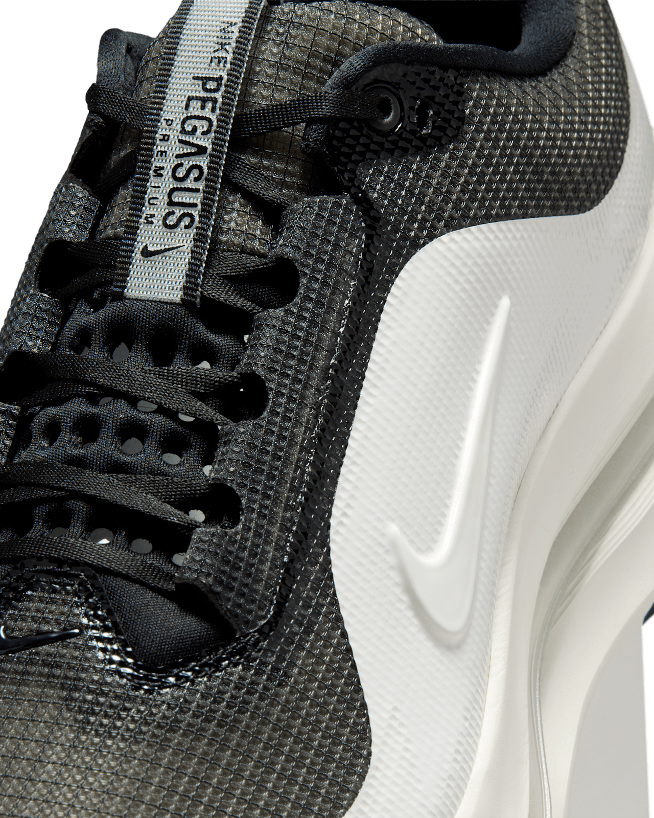 วันเปิดตัว Pegasus Premium "Black and Sail" (IR2166-001)