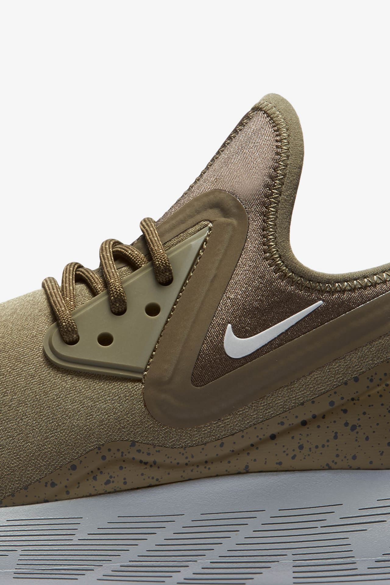 Nike LunarCharge Essential « Medium Olive » pour Femme