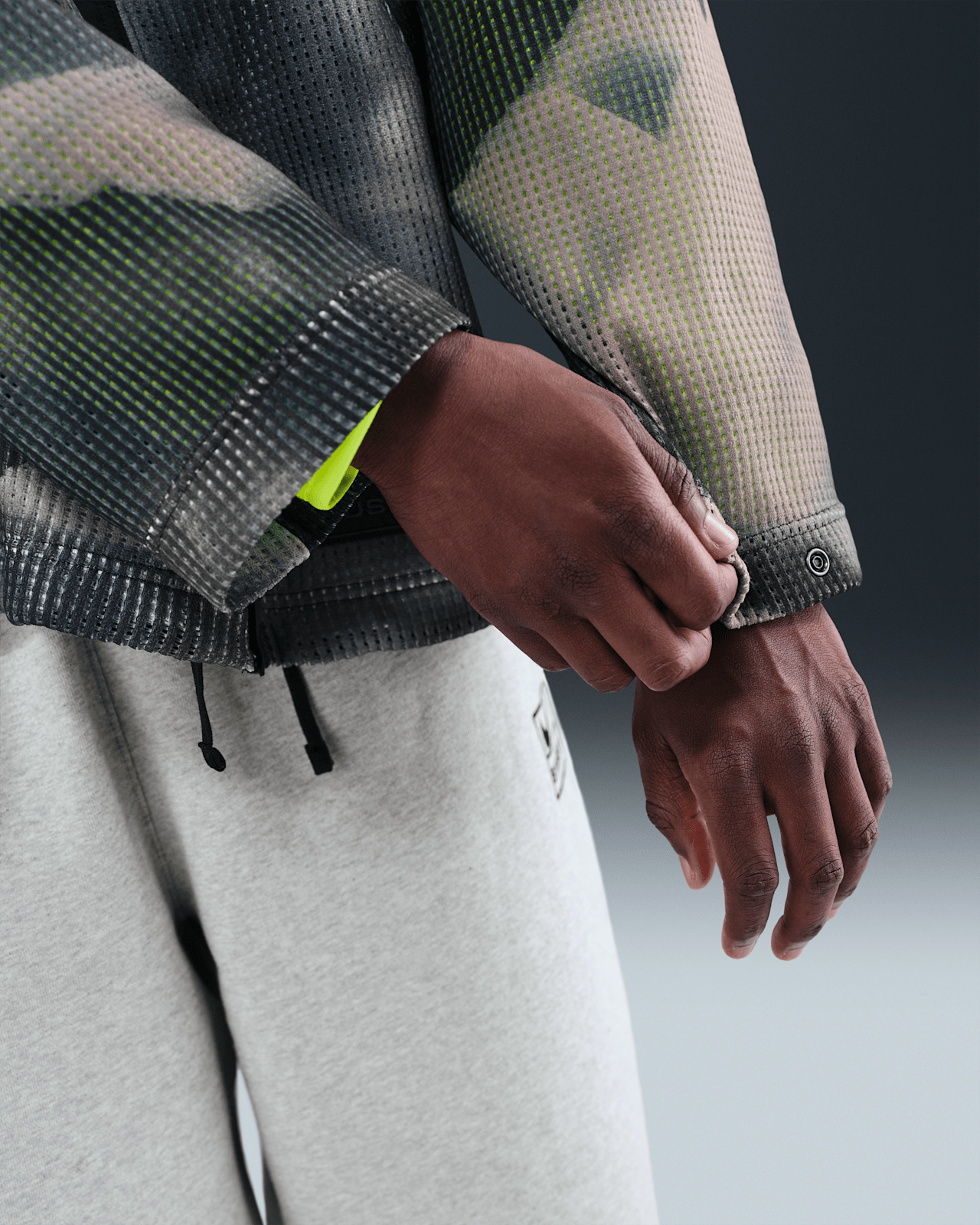 Nike Stussy カモフラージュ M Nike x Stüssy Ghillie Allover Print Hoodie. Nike SNKRS