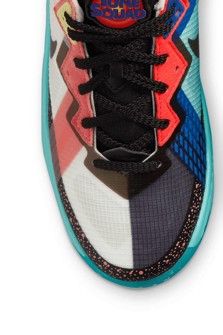 【NIKE公式】ジュニア レブロン 18 LOW x スペース・プレイヤーズ 'Summit White' (DJ3760-115 / LEBRON 18 LOW SPACE JAM LOLA GS)