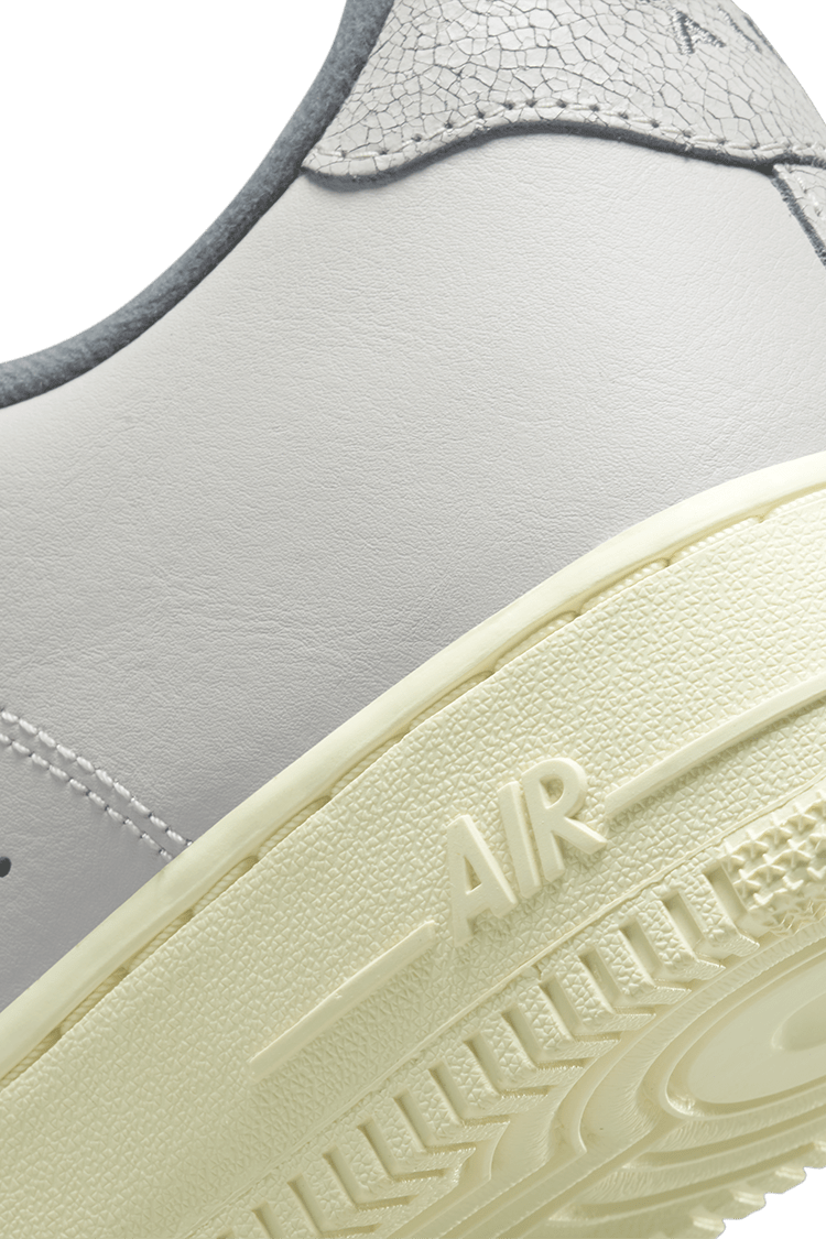 【NIKE公式】エア フォース 1 'Light Bone and Coconut Milk' (DC8894-001 / AF 1 '07 LX VTG)