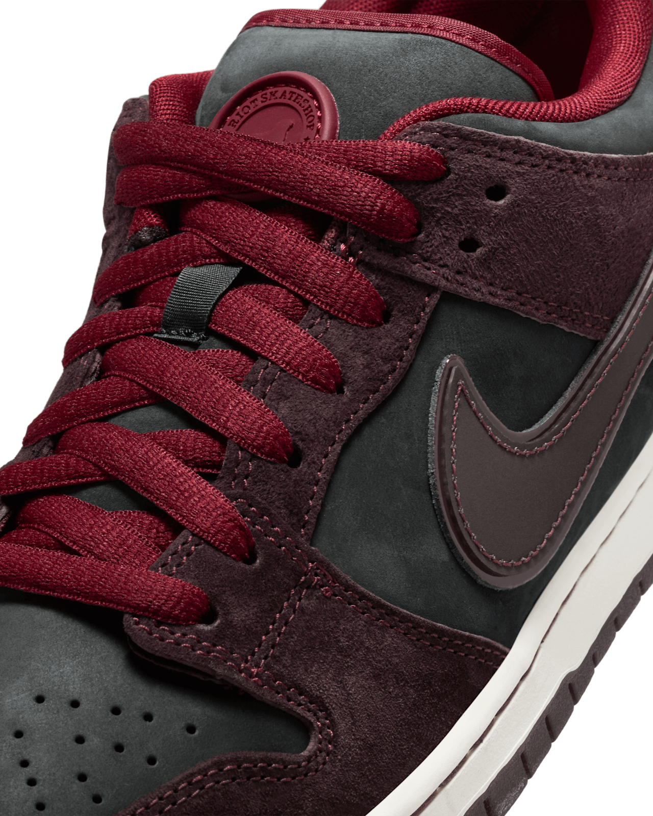 วันเปิดตัว Nike SB Dunk Low Pro x Riot Skateshop "Mahogany and Team Red" (FZ1289-200)