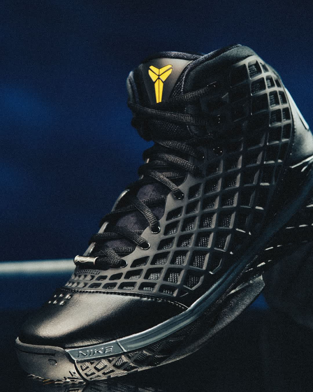 Fecha de lanzamiento de las Kobe 3 Protro "Black and White" (IQ5340-001)