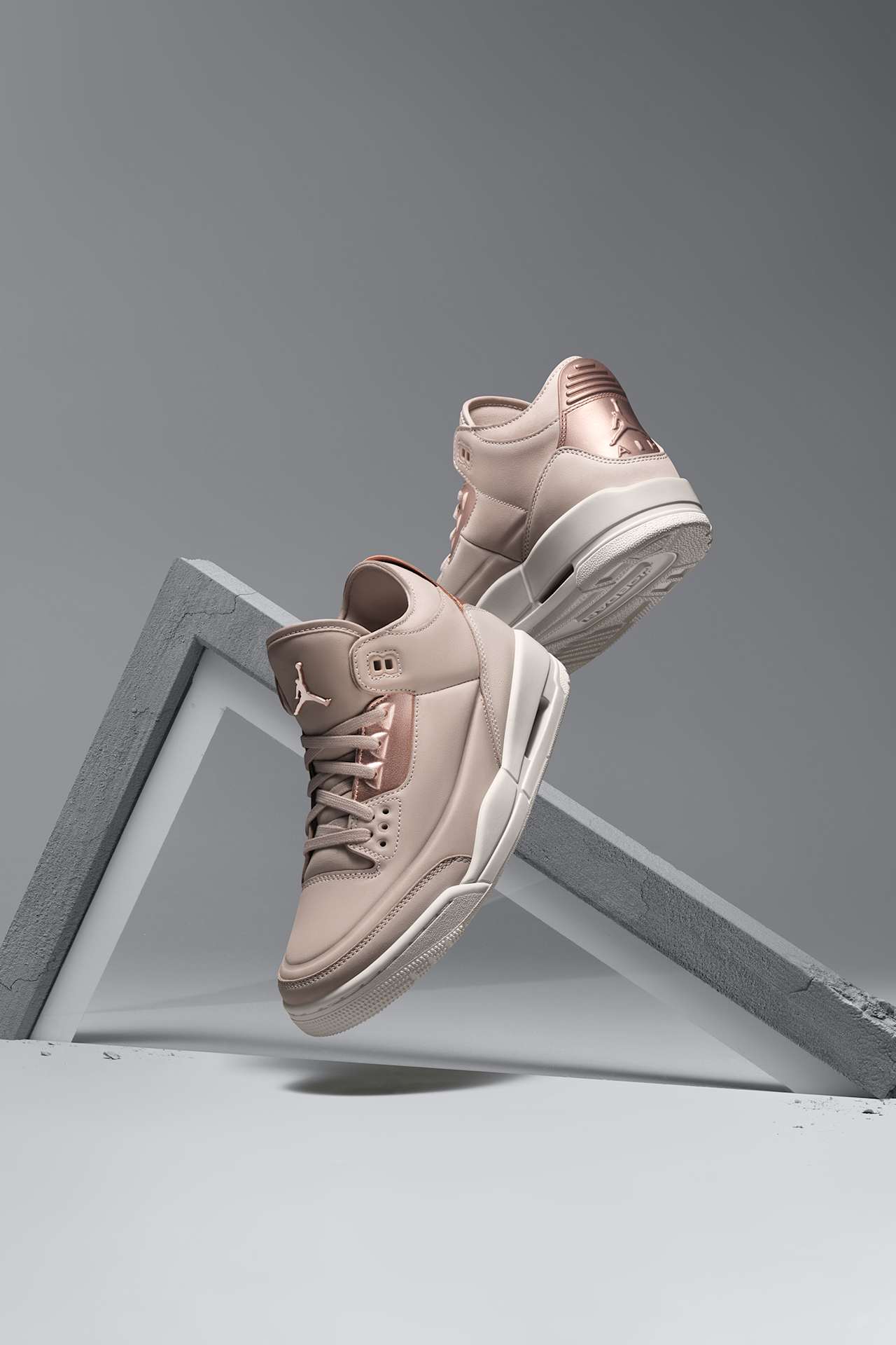バスケットシューズ バッシュ スニーカー   ジョーダン Jordan Wmns Air Jordan 3 Retro Nin Women's Air Jordan 3 Retro 'Particle Beige & Metallic Red Bronze