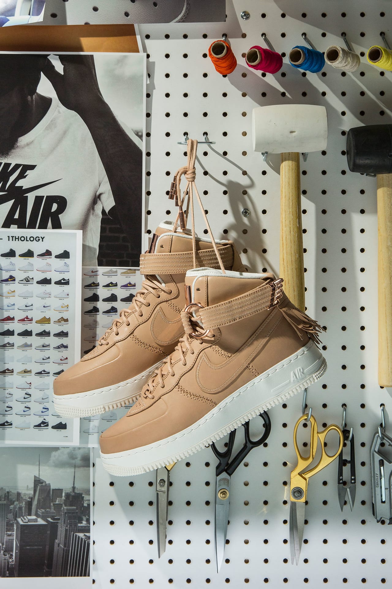 A l origine du design Nike Air Force 1 High Sport Luxury. Nike SNKRS