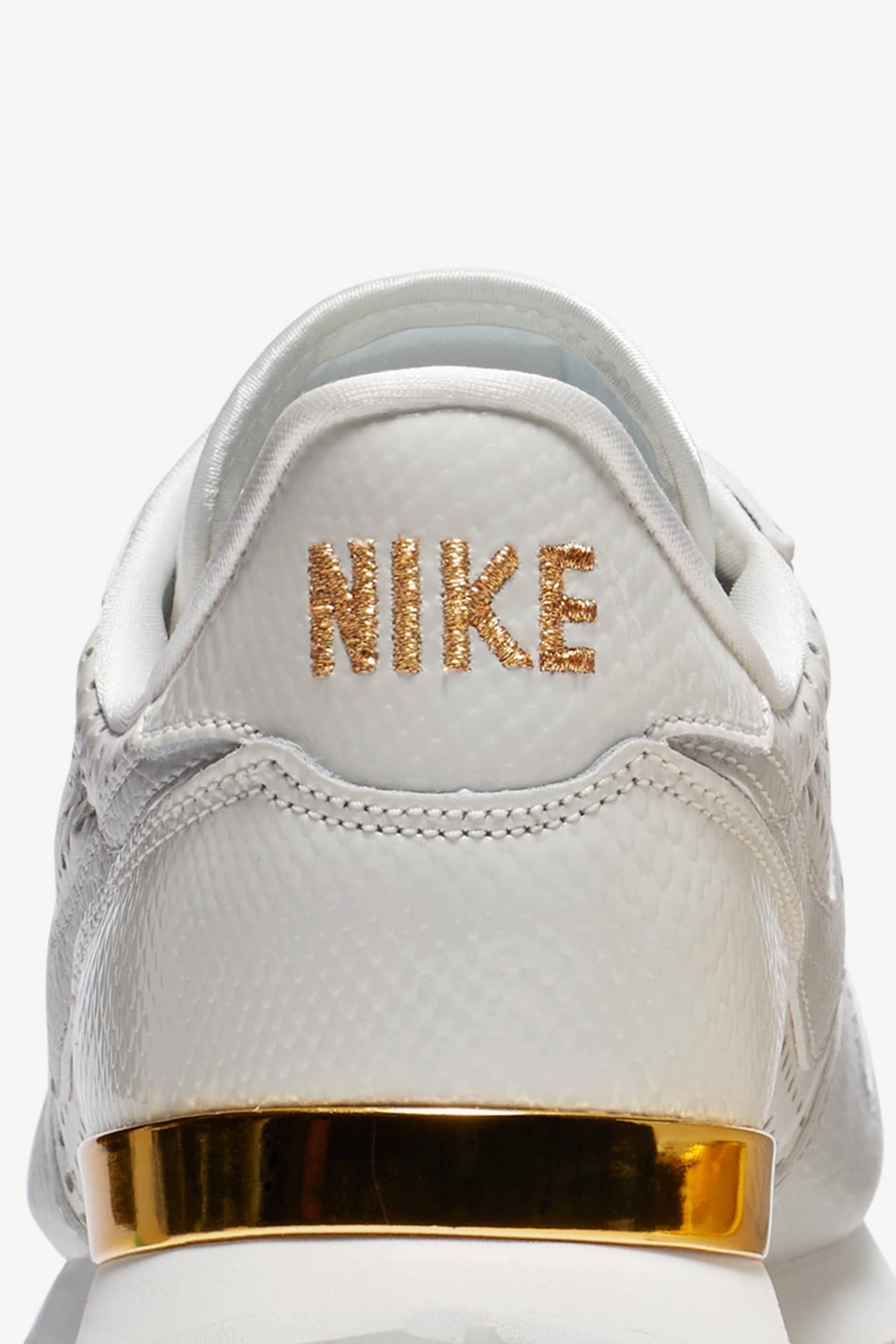 レディース ナイキ インターナショナリスト SE プレミアム 'Summit White & Metallic Gold' 発売日. Nike  SNKRS