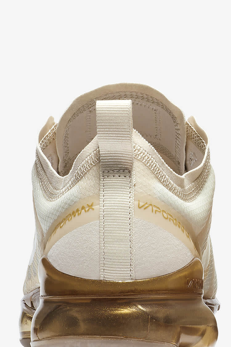 Nike air vapormax 2019 white and gold hotsell