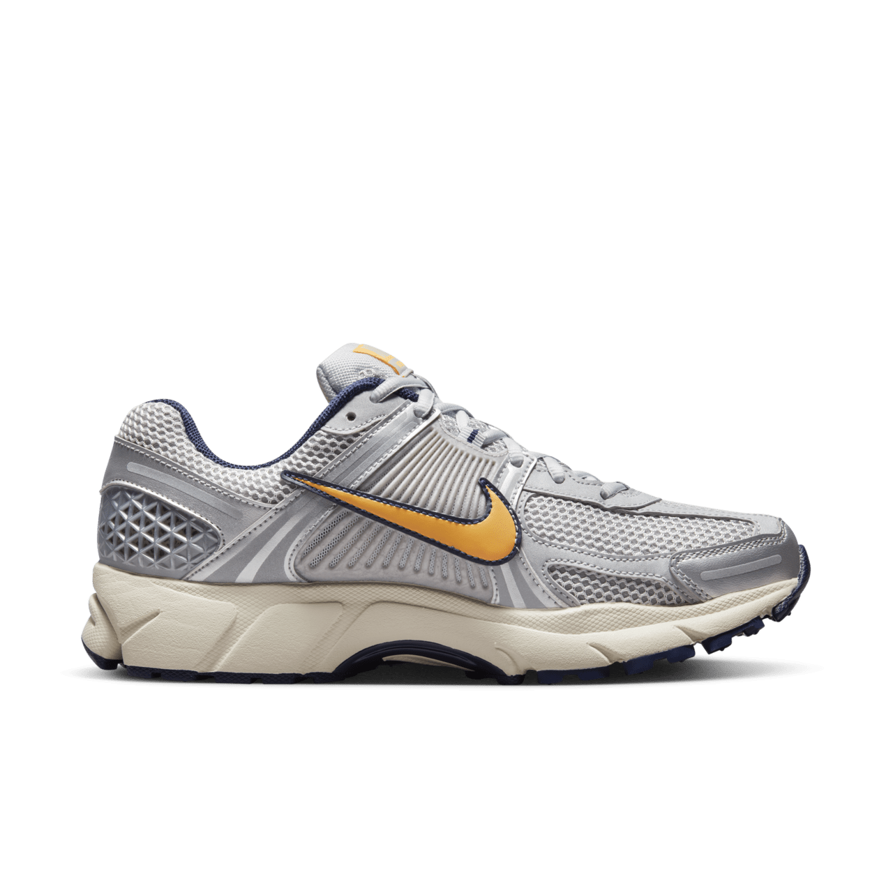 Fecha de lanzamiento del Zoom Vomero 5 "Pure Platinum and Laser Orange" (FJ4151-001)