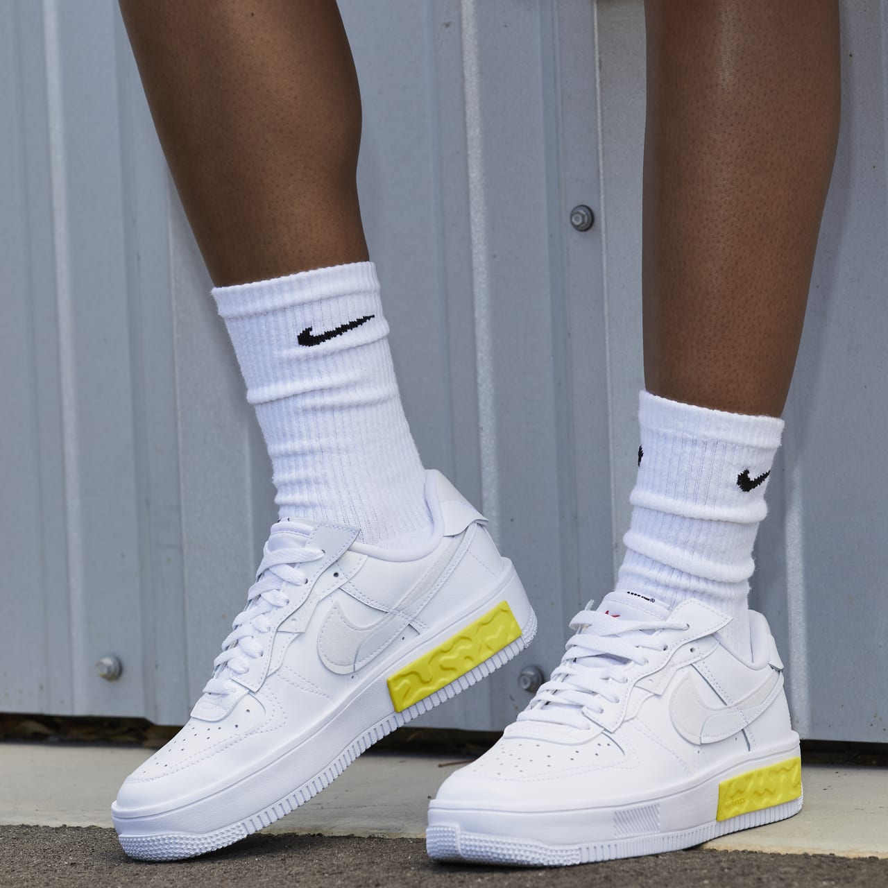 【NIKE公式】レディース エア フォース 1 フォンタンカ 'White Yellow' (DA7024-101 / W AF 1 FONTANKA)