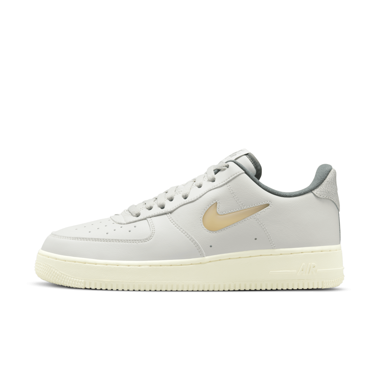 【NIKE公式】エア フォース 1 'Light Bone and Coconut Milk' (DC8894-001 / AF 1 '07 LX VTG)