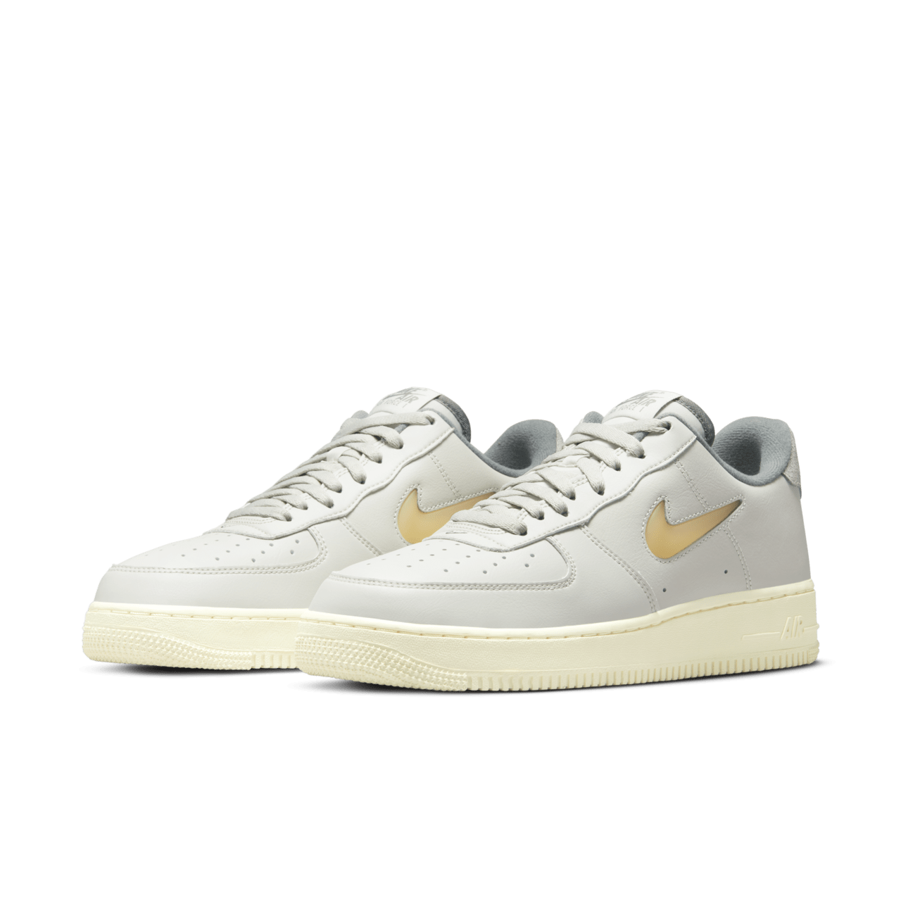 【NIKE公式】エア フォース 1 'Light Bone and Coconut Milk' (DC8894-001 / AF 1 '07 LX VTG)