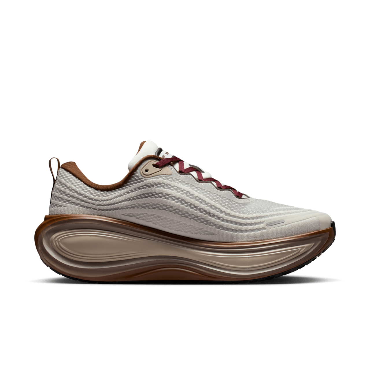 Fecha de lanzamiento de los Vomero Plus "Sail and Baroque Brown" (IO4482-100)