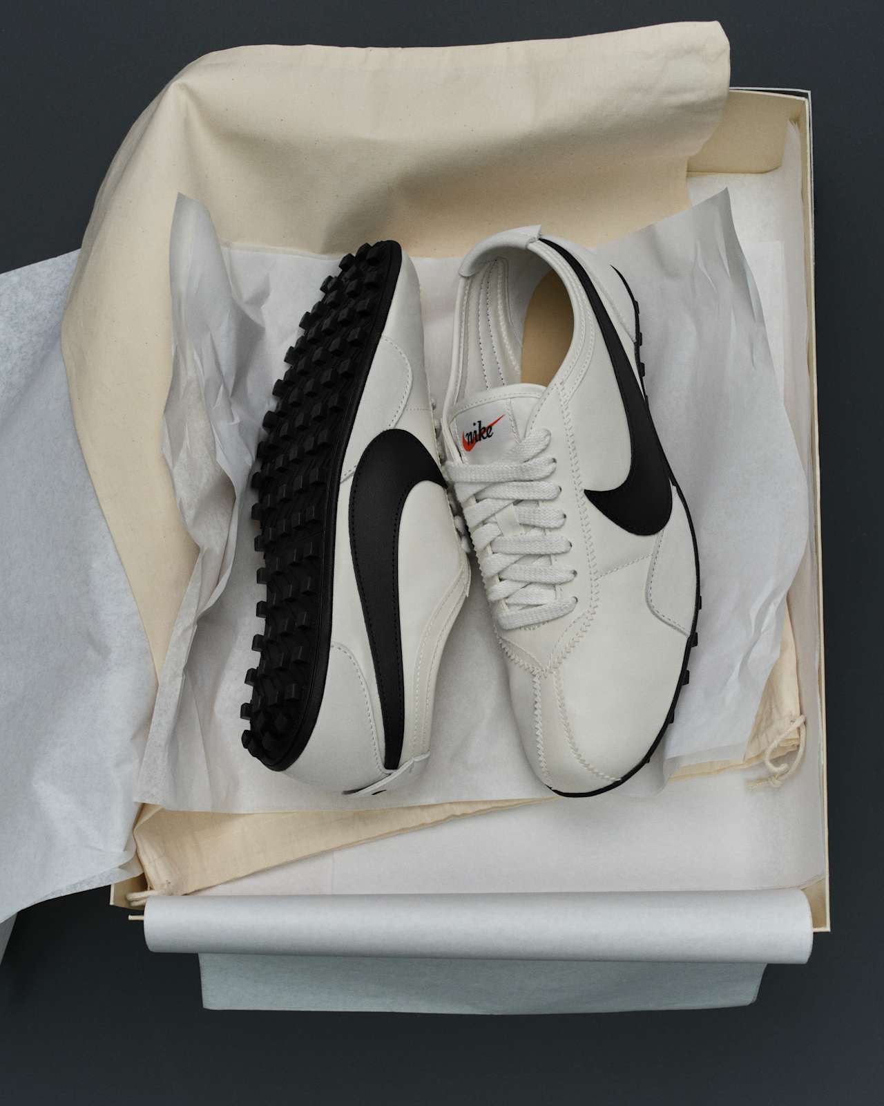 靴 Nike Women's Moon Shoe Soft Pearl/Black Moon Shoe 
