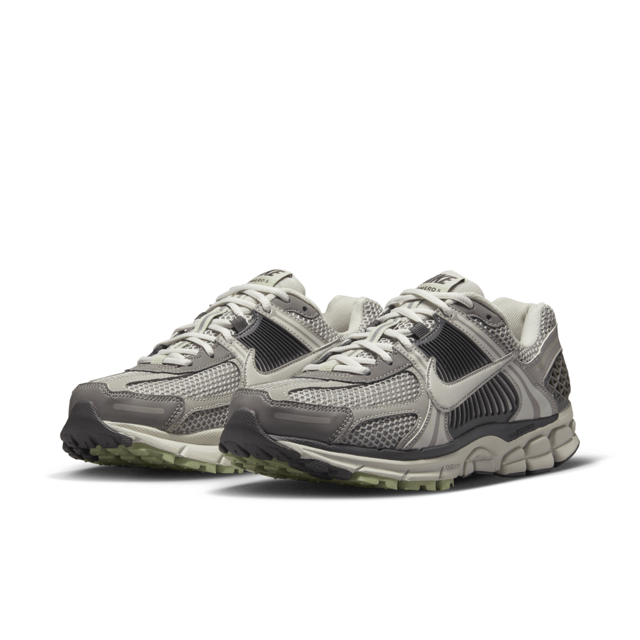 【NIKE公式】レディース ズーム ボメロ 5 'Cobblestone and Flat Pewter' (FB8825-001 / W NIKE ZOOM VOMERO 5 GCEL)