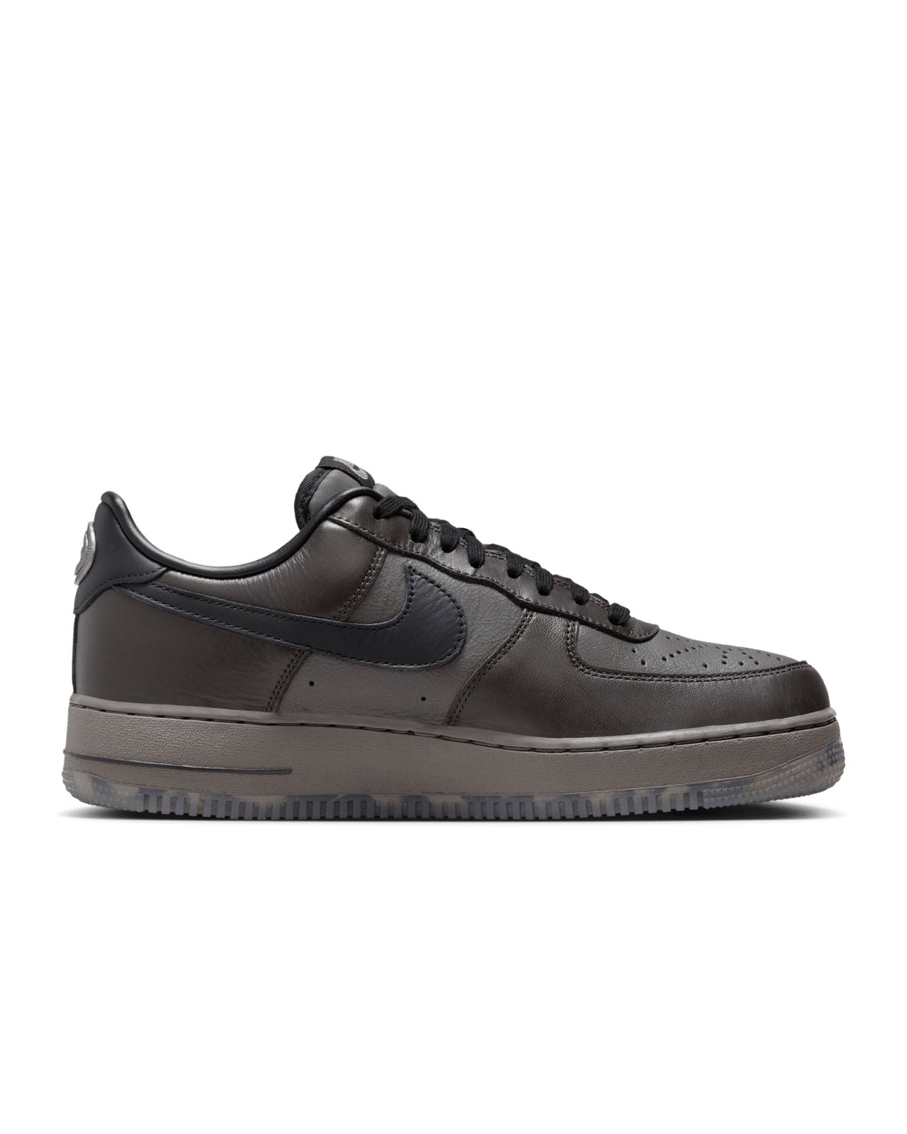 Air Force 1 Low „Black Tea és Petra Brown” (FZ4167-200) – megjelenési dátum