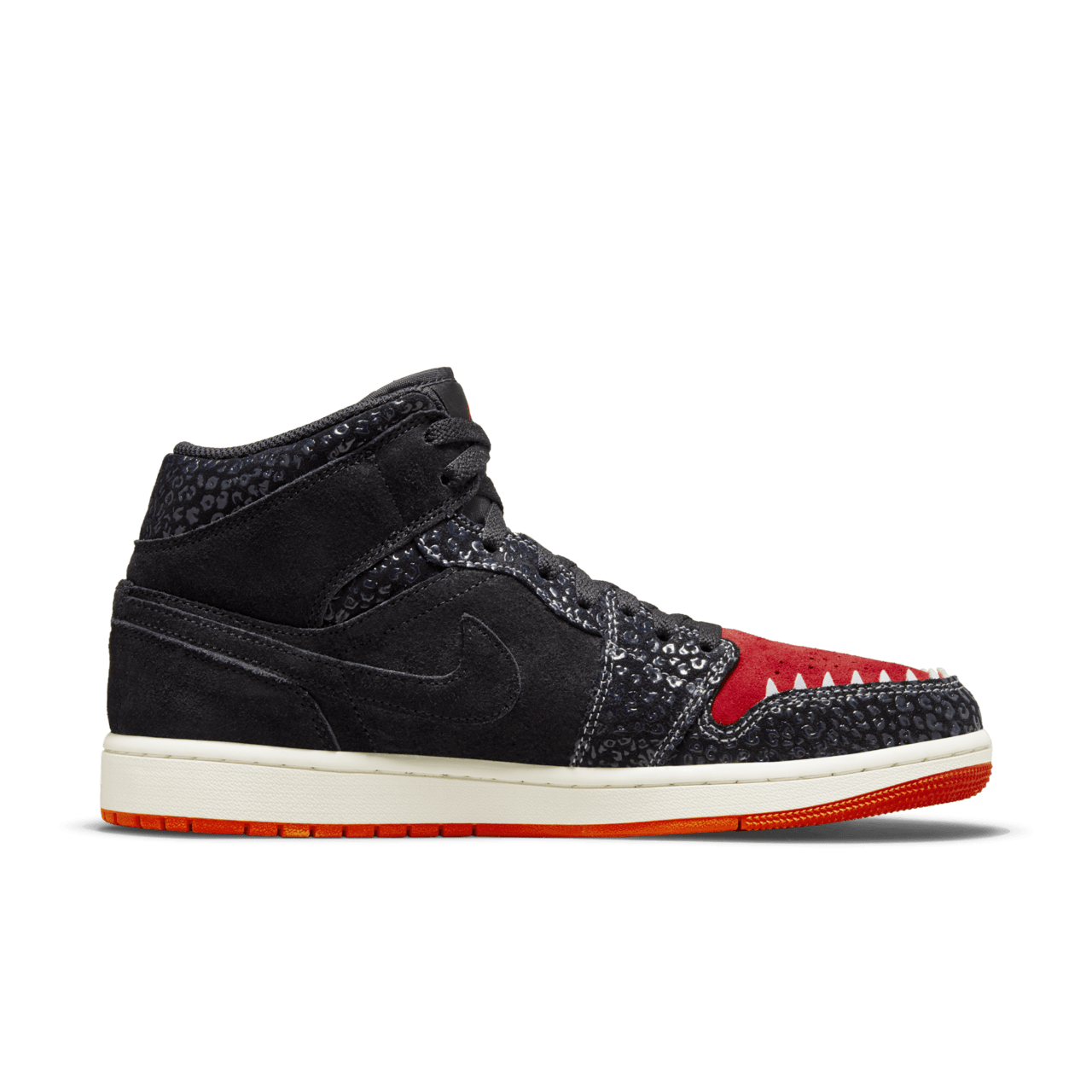 【NIKE公式】エア ジョーダン 1 MID 'Siempre Familia'（DN4904-001 / AJ 1 MID SE DOTD)