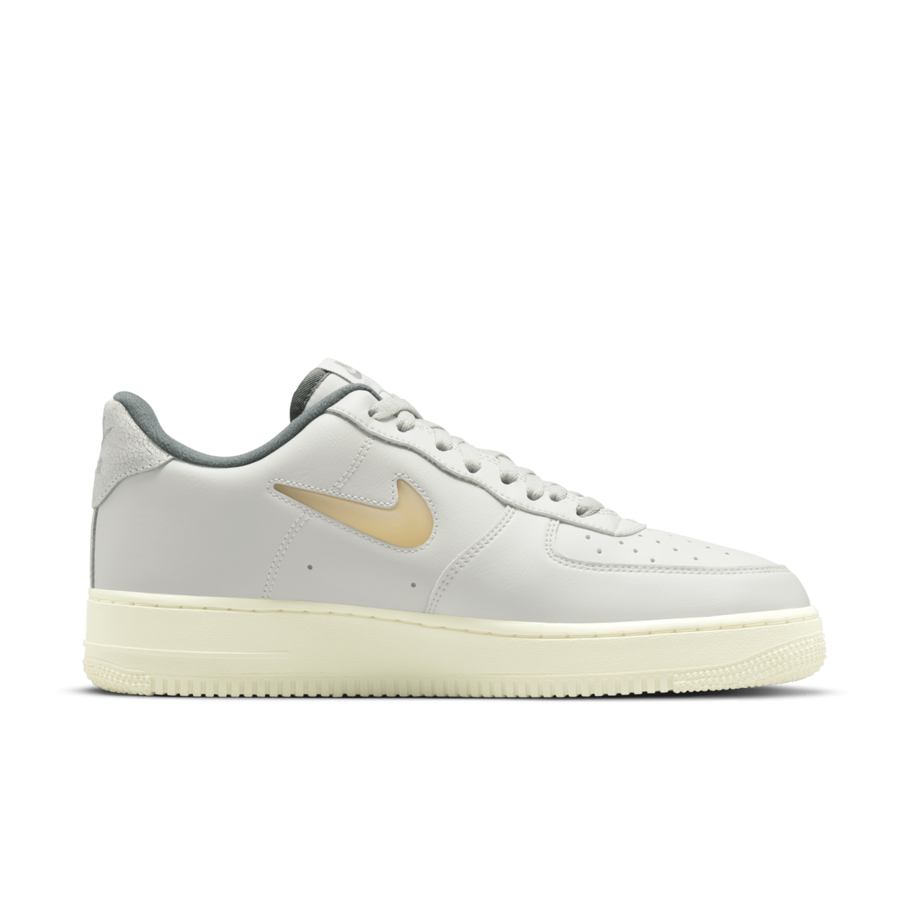 【NIKE公式】エア フォース 1 'Light Bone and Coconut Milk' (DC8894-001 / AF 1 '07 LX VTG)