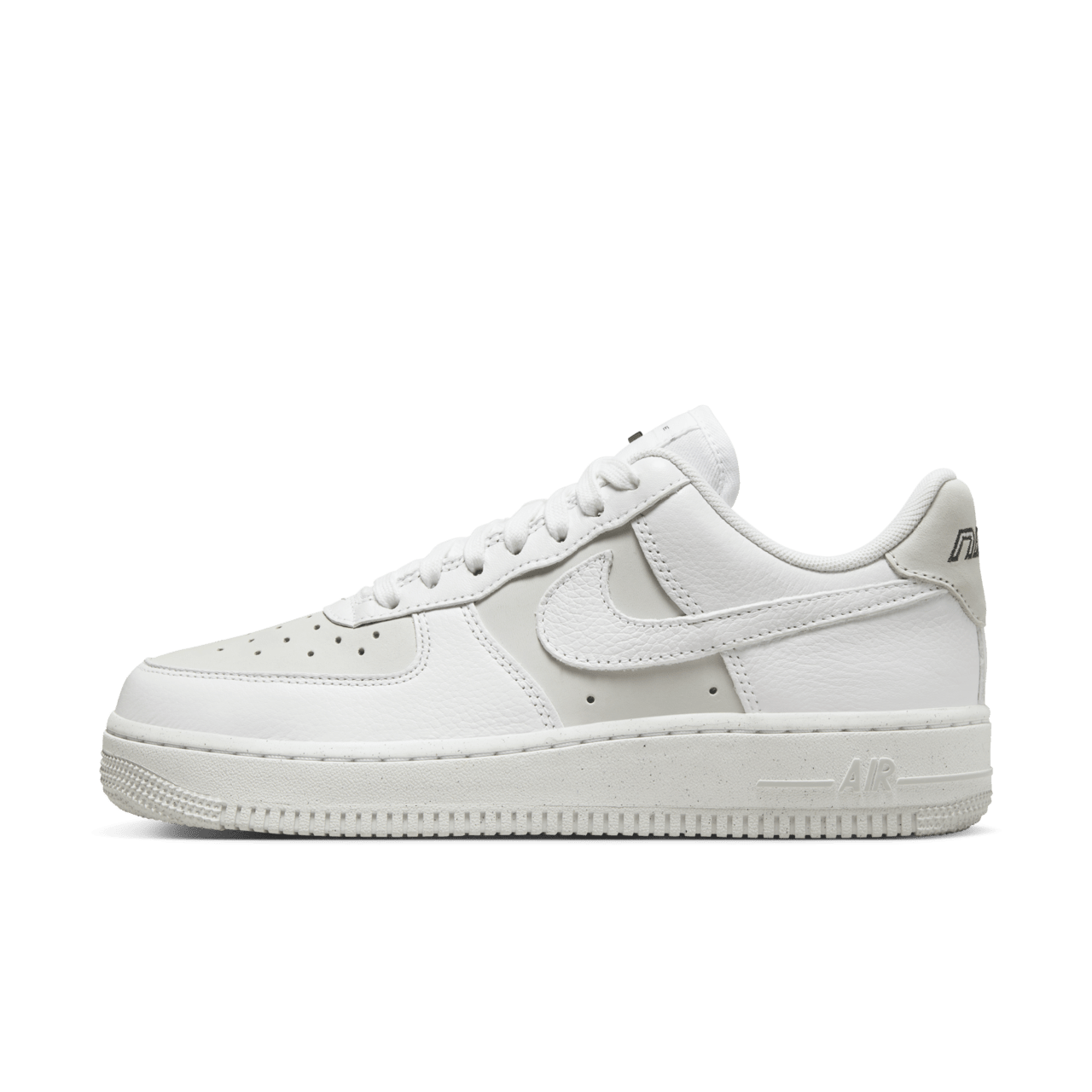 女款 Air Force 1 '07 'White and Photon Dust' (DZ2708-102) 發售日期