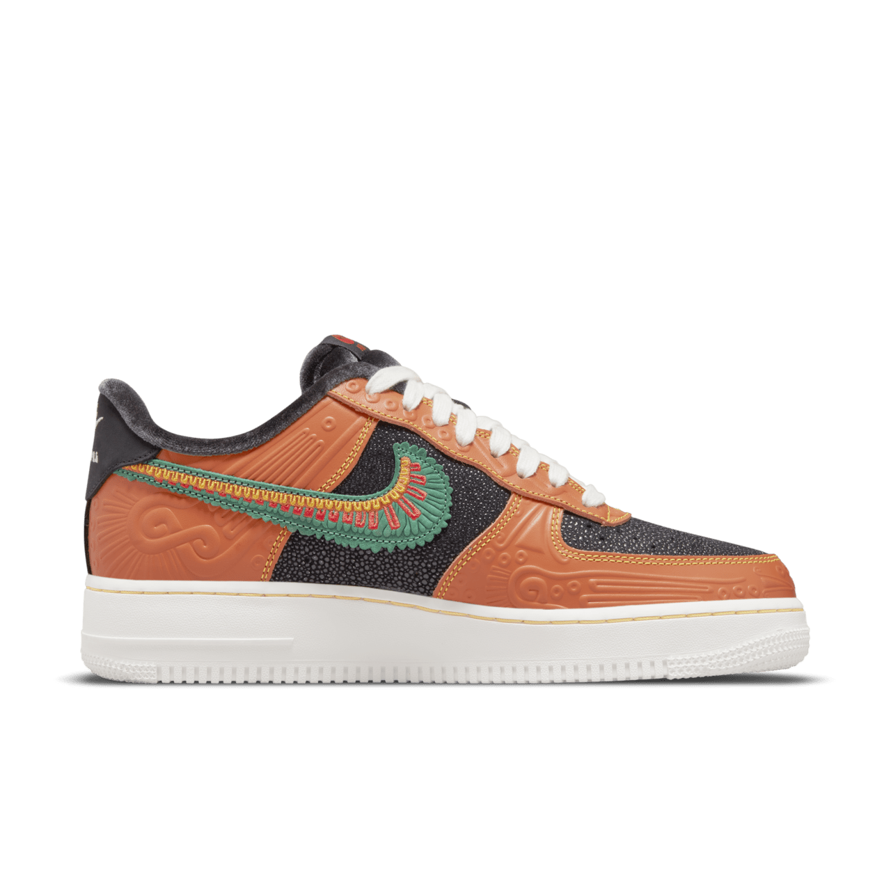 【NIKE公式】エア フォース 1 'Día de Muertos  - Siempre Familia' (DO2157-816 / AF 1 '07 LX DDM)