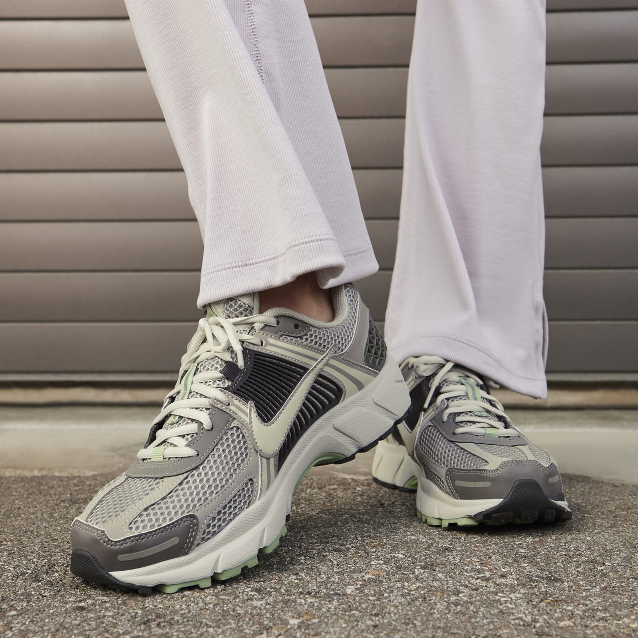 【NIKE公式】レディース ズーム ボメロ 5 'Cobblestone and Flat Pewter' (FB8825-001 / W NIKE ZOOM VOMERO 5 GCEL)