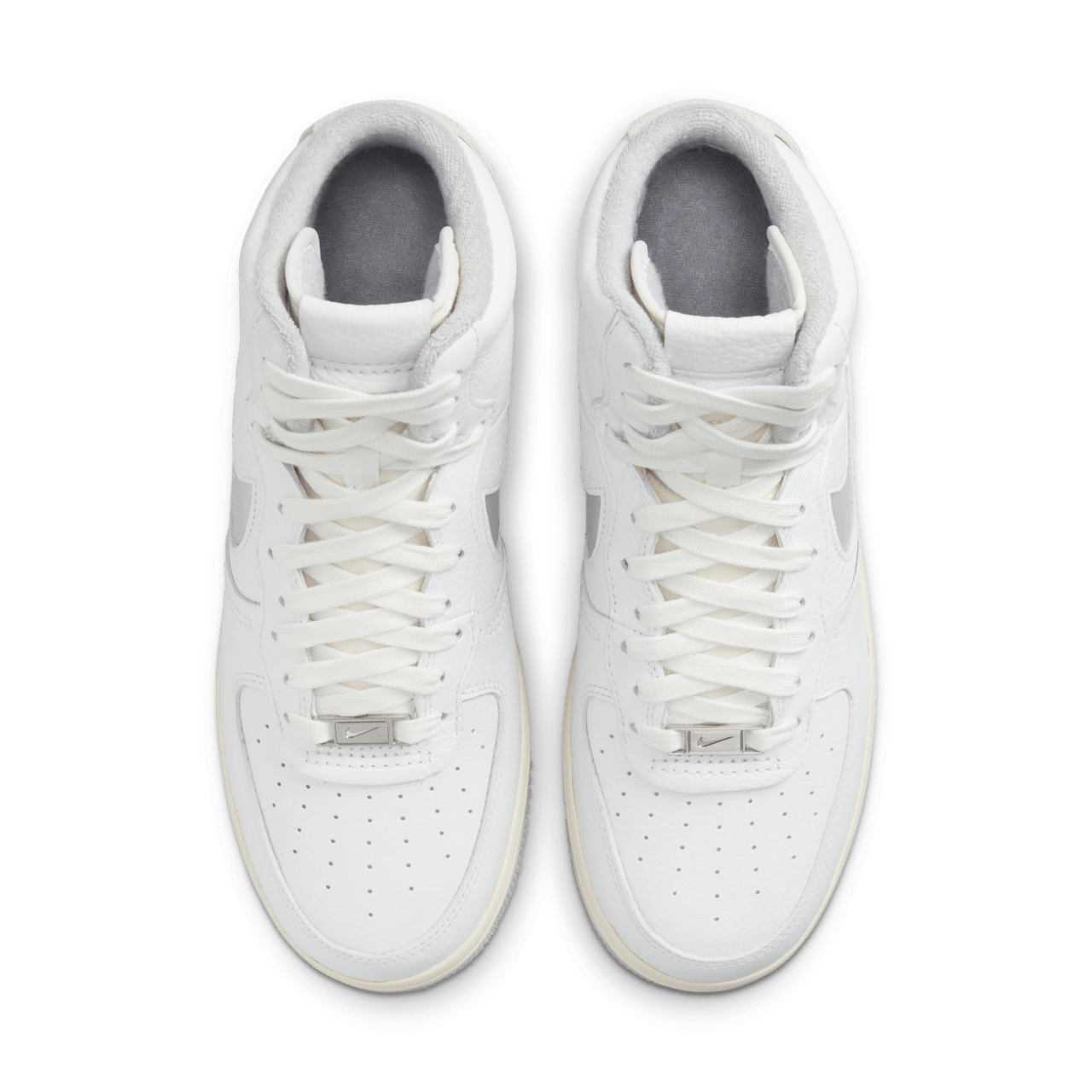 Fecha de lanzamiento del Air Force 1 High Sculpt "Silver" para mujer (DC3590-101)