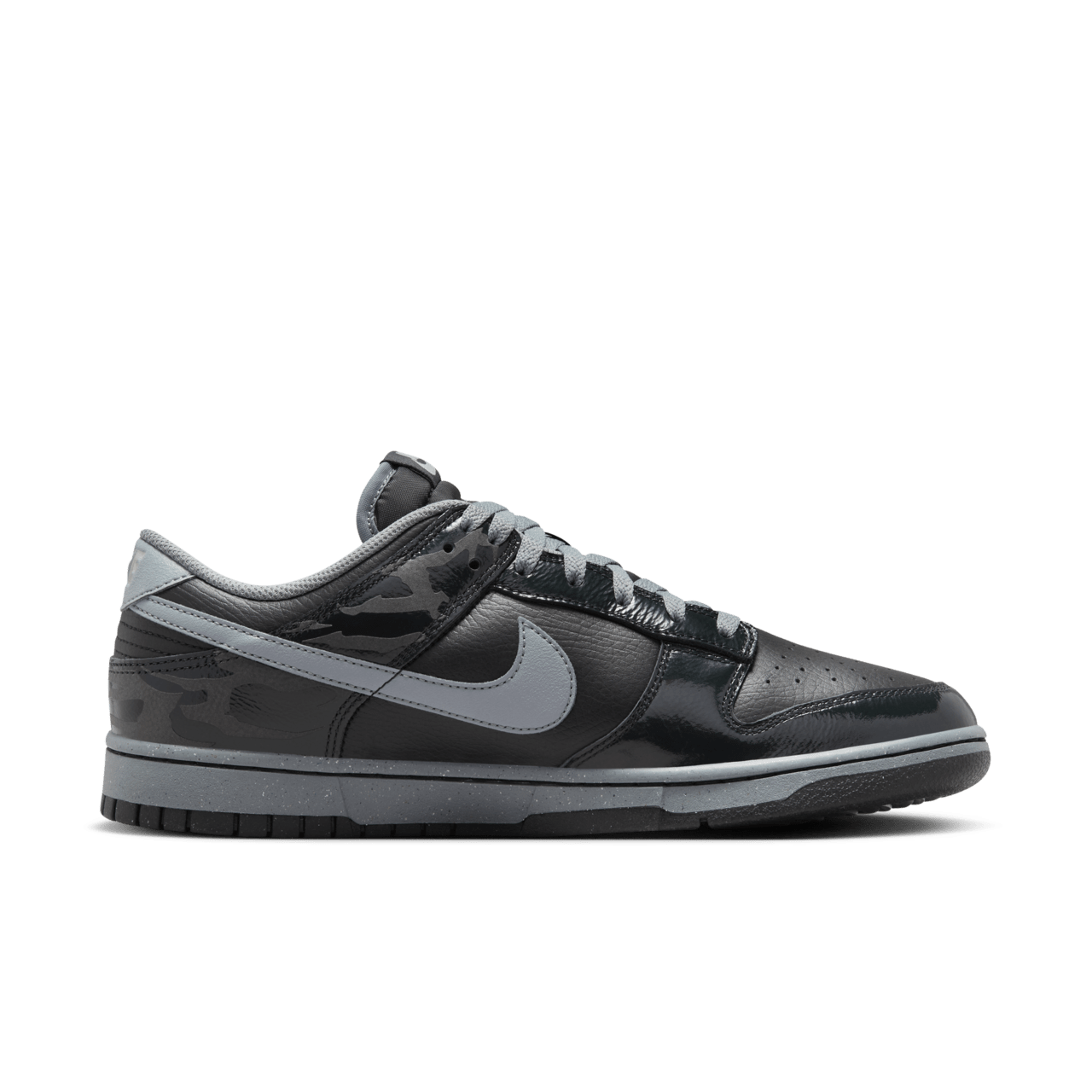 【NIKE公式】ダンク LOW "Berlin" 'Black and Off Noir' (FZ3053-001 / NIKE DUNK LOW RETRO QS)