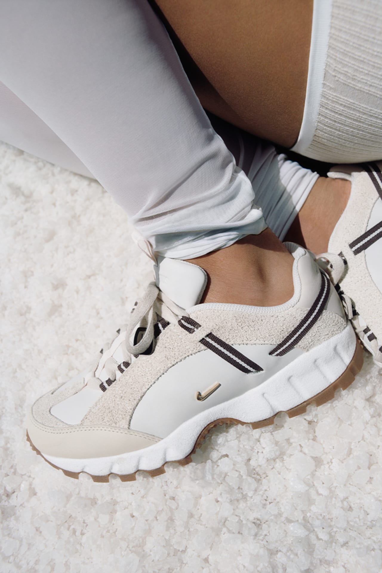 Fecha de lanzamiento del Air Humara x Jacquemus "Light Bone and Gold" (DR0420-001)