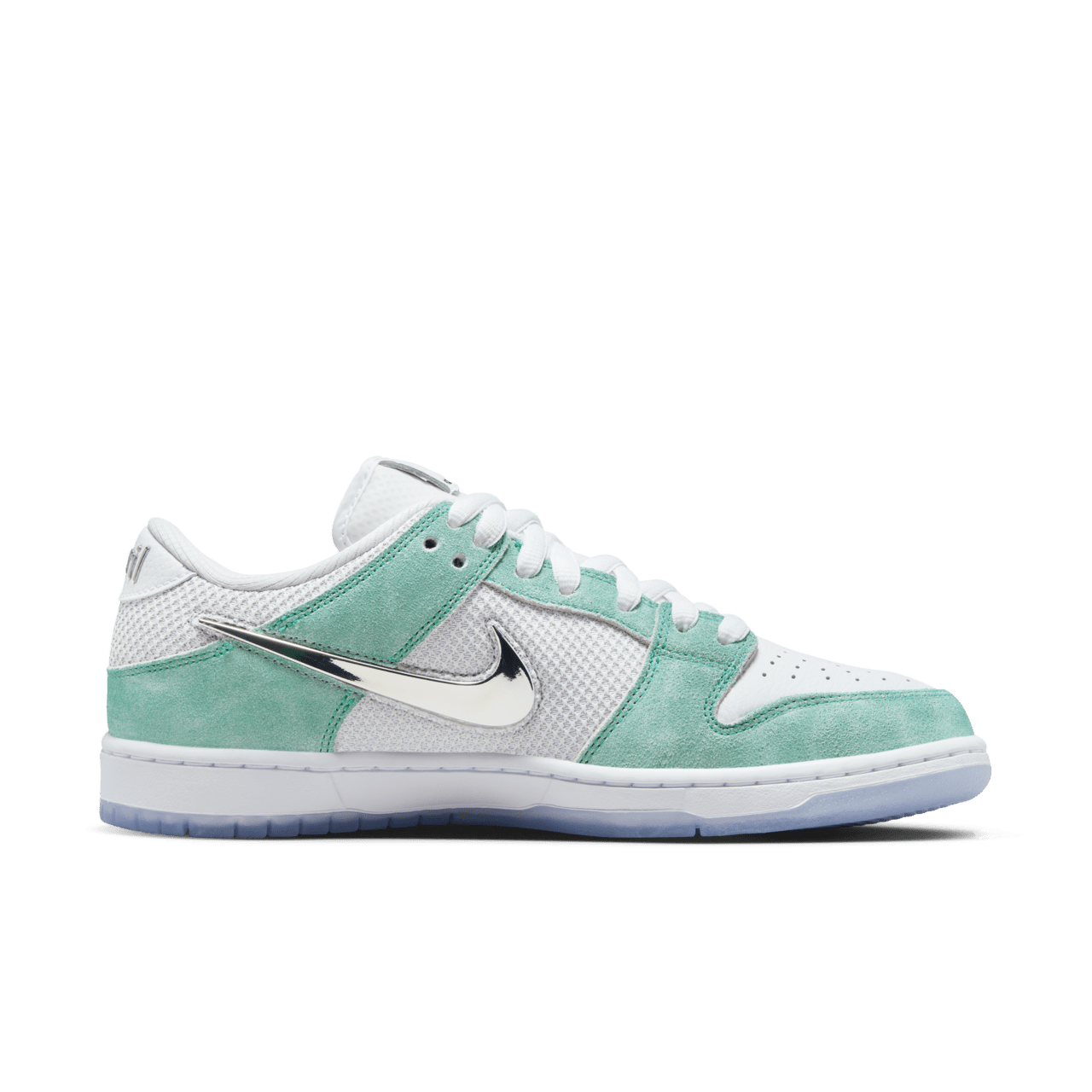 NIKE公式】ナイキ SB x エイプリル スケートボード ダンク LOW プロ 'White and Multi-Color'  (FD2562-400 / SB DUNK LOW PRO QS APR). Nike SNKRS