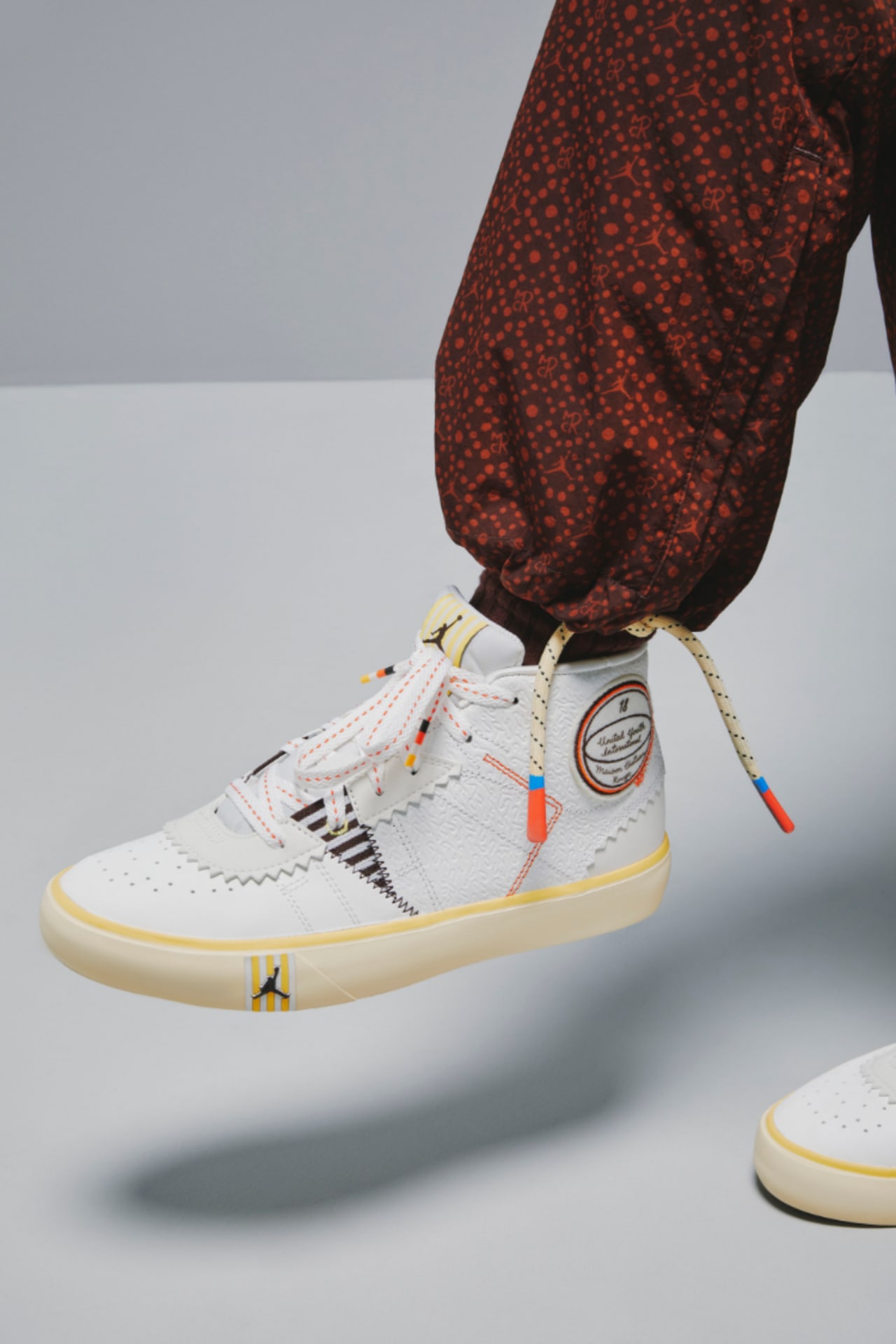 NIKE公式】ジョーダン シリーズ MID x メゾン シャトー ルージュ 'Sail' (DO5247-122 / MCR SERIES MID).  Nike SNKRS