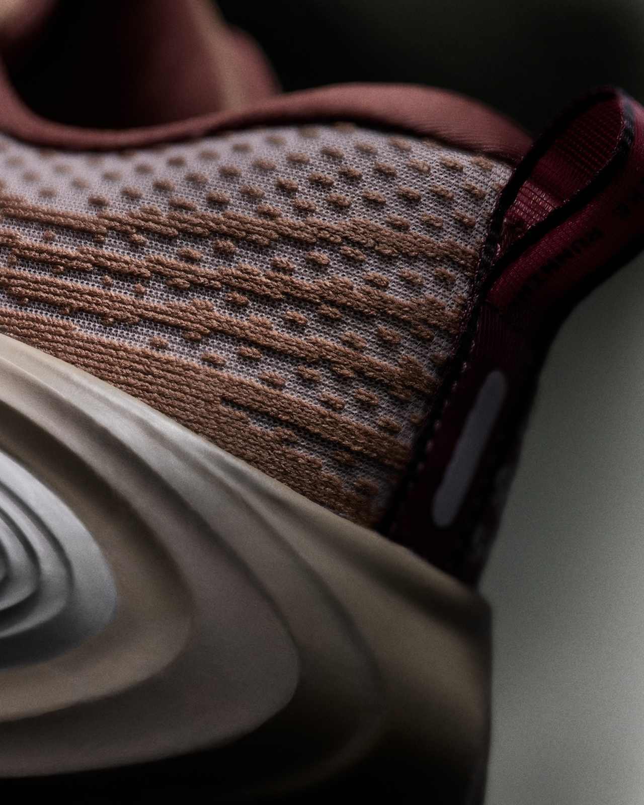 Releasedatum för Vomero Plus "Sail and Baroque Brown" (IO4482-100)