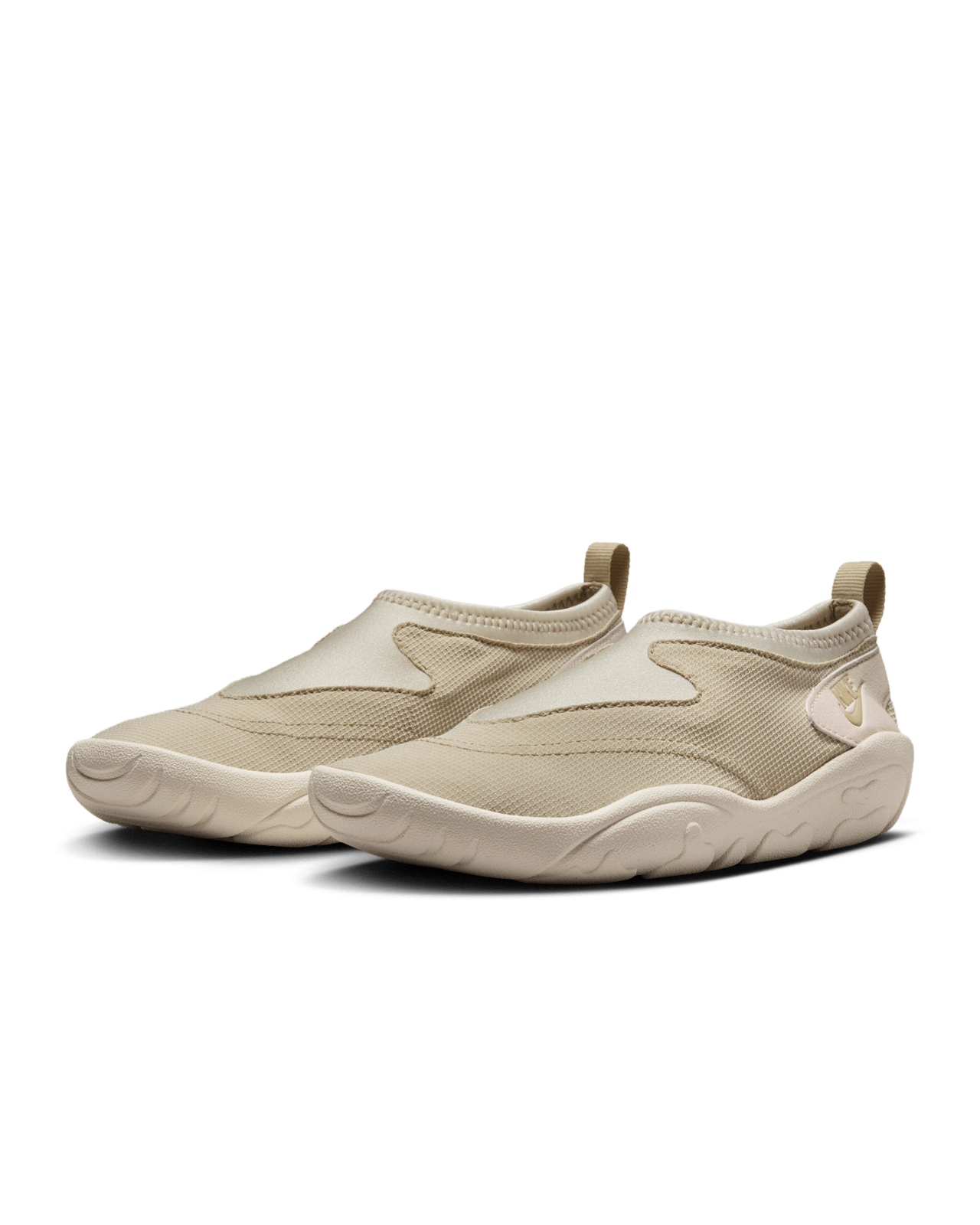 【NIKE公式】レディース アクア ターフ 'Desert Khaki and Light Orewood Brown' (FZ5628-100 / W NIKE AQUA TURF)